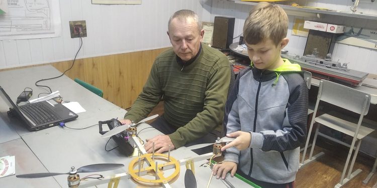 Школярі зі Заліщиків виготовляють буржуйки для воїнів