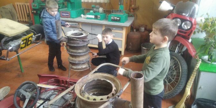 Школярі зі Заліщиків виготовляють буржуйки для воїнів