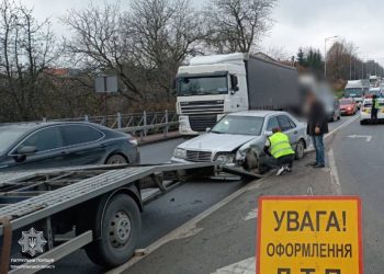 Через дві аварії ускладнений рух у центрі Тернополя