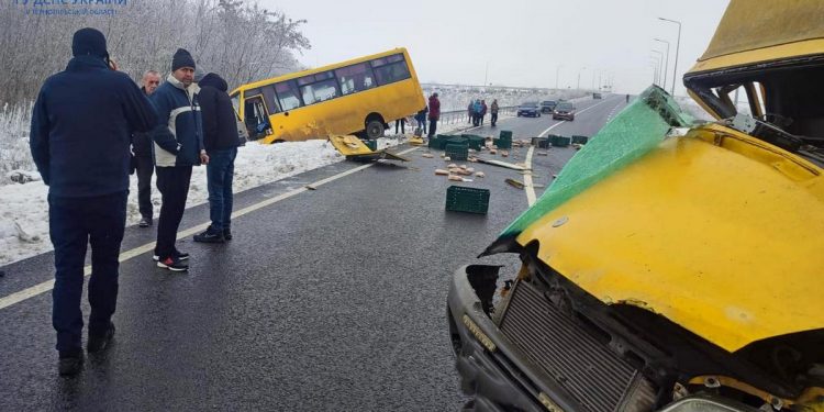 Автомобіль зіткнувся з автобусом у Чорткові (ОНОВЛЕНО)