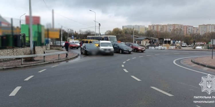 Через дві аварії ускладнений рух у центрі Тернополя