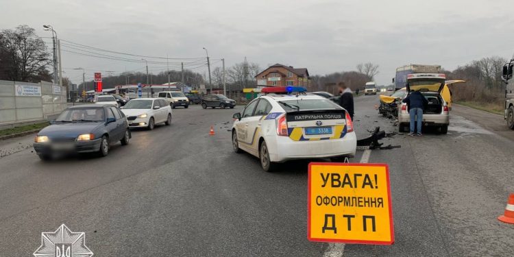 Через ДТП на Текстильній ускладнений рух автівок