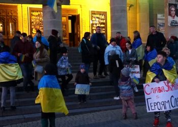 Херсонці, які тимчасово живуть у Тернополі, відсвяткували звільнення рідного міста на Театральному майдані