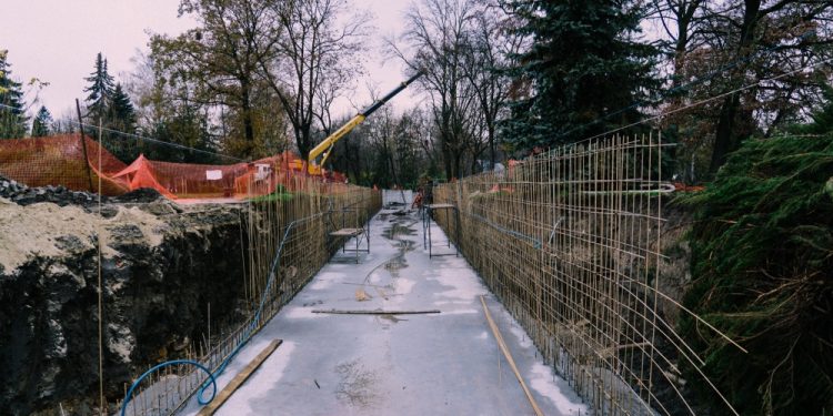 Облаштування дощового колектора триває у Тернополі