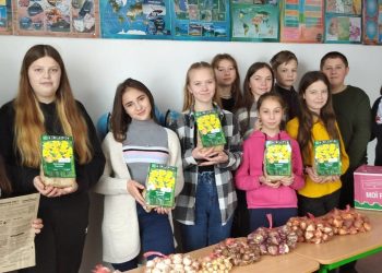 Аби виростити красиві квіти, учні школи на Лановеччині долучилися до всеукраїнського проєкту