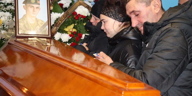 Із 21-річним військовим Назарієм Рудим попрощалися у Байковецькій громаді