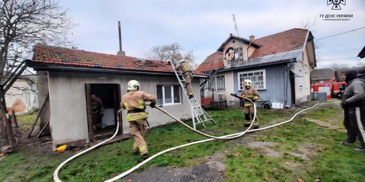 Господарська будівля спалахнула у Монастириській громаді
