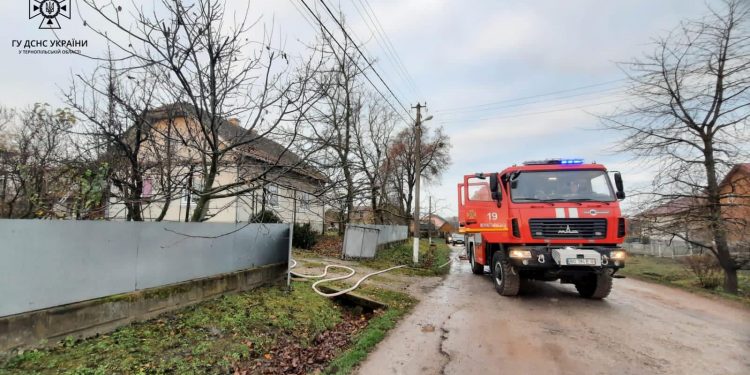Господарська будівля спалахнула у Монастириській громаді