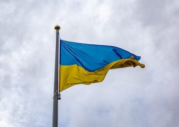 Чоловік порвав прапор біля аптеки у Ланівцях