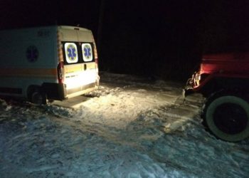 Машина швидкої допомоги застрягла в снігу у Шумській громаді