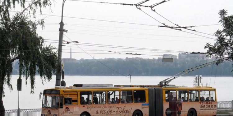 Через проблеми з електрикою у Тернополі замість тролейбусів їздить більше маршруток