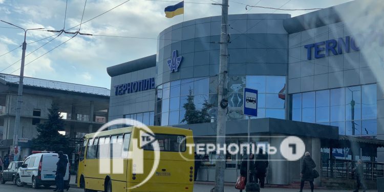 Через інформацію про замінування автовокзалу звідти евакуювали людей (ОНОВЛЕНО)