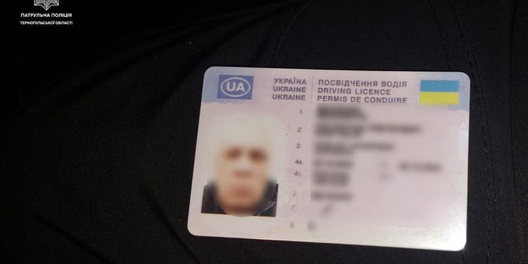 Водія, який купив посвідчення в Інтернеті, виявили в Тернополі