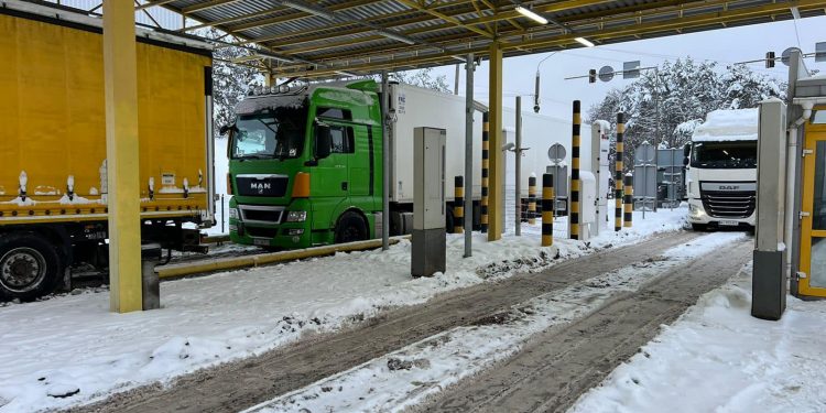 Через негоду утворилися черги на прикордонних пунктах пропуску