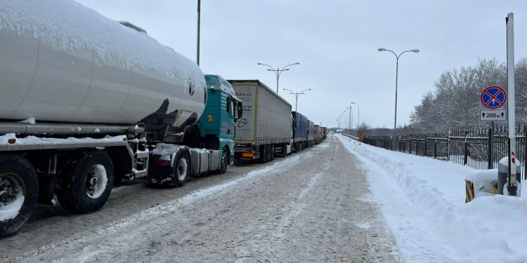 Через негоду утворилися черги на прикордонних пунктах пропуску