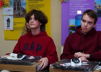 Випускники та студенти з Маріуполя у Тернополі отримали ноутбуки