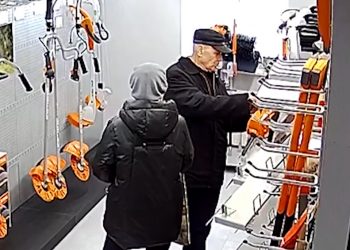 Жінку і чоловіка, які ще в квітні обікрали магазин, розшукують у Тернополі