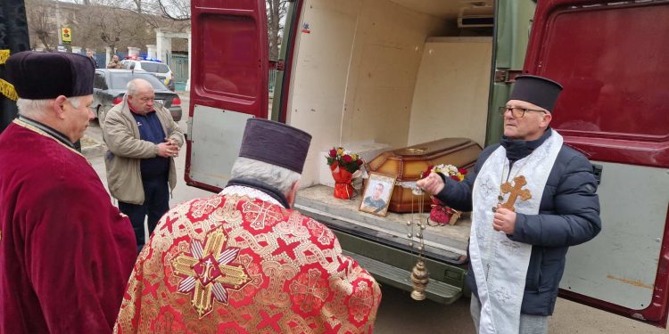 Із 29-річним воїном Анатолієм Пєсковим прощаються у Борщеві