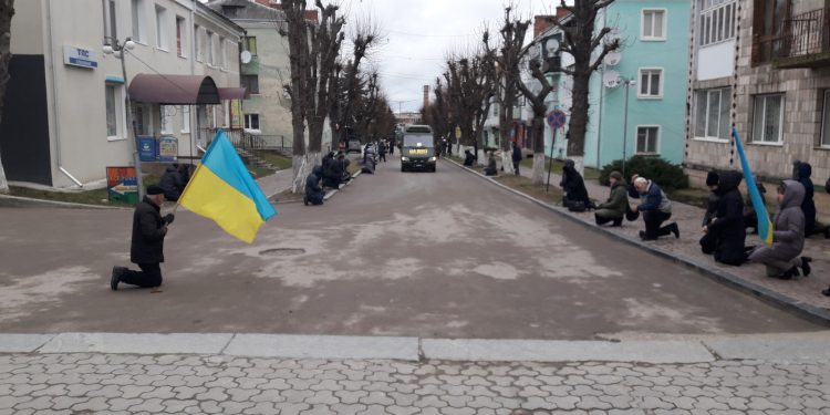 Із 29-річним воїном Анатолієм Пєсковим прощаються у Борщеві