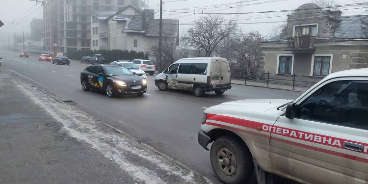 Машина швидкої допомоги потрапила в ДТП у Тернополі
