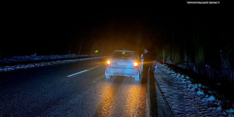 Легкове авто та вантажівка зіткнулися неподалік Романового Села