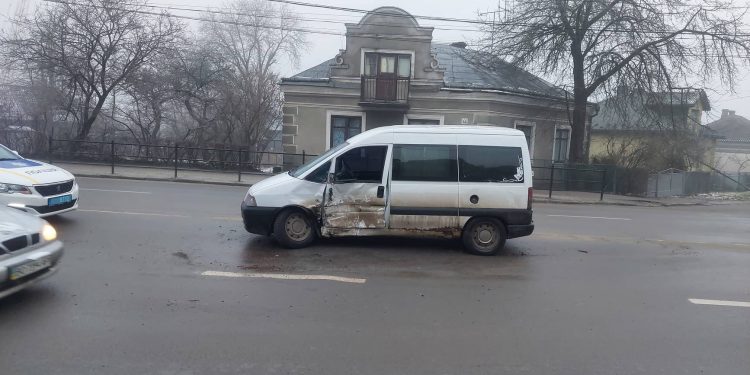 Машина швидкої допомоги потрапила в ДТП у Тернополі