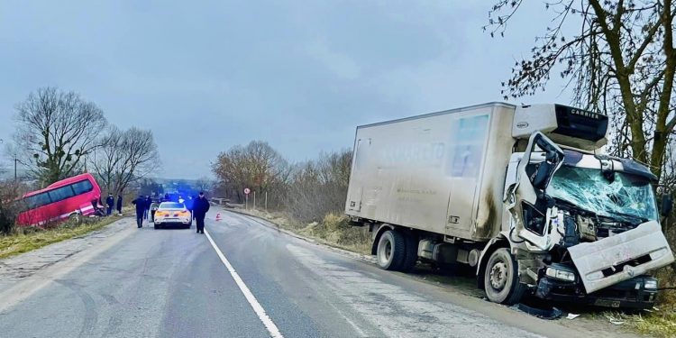 Автобус, який курсує через Тернопіль, потрапив в страшну аварію на Прикарпатті