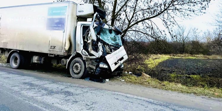 Автобус, який курсує через Тернопіль, потрапив в страшну аварію на Прикарпатті