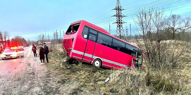 Автобус, який курсує через Тернопіль, потрапив в страшну аварію на Прикарпатті