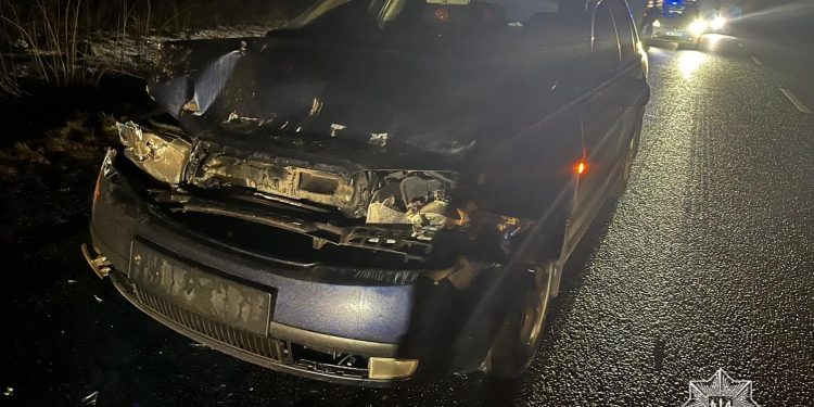 Легкове авто та вантажівка зіткнулися неподалік Романового Села