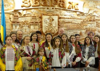 Сучасні та старовинні коляди виконують збаразькі колядники, аби допомогти ЗСУ