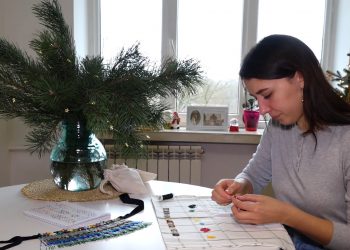 Аби підтримати чоловіка-воїна, тернополянка робить унікальні прикраси