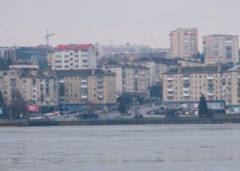 Оприлюднили результат аналізів води у Тернопільському ставі після того, як там помітили пляму