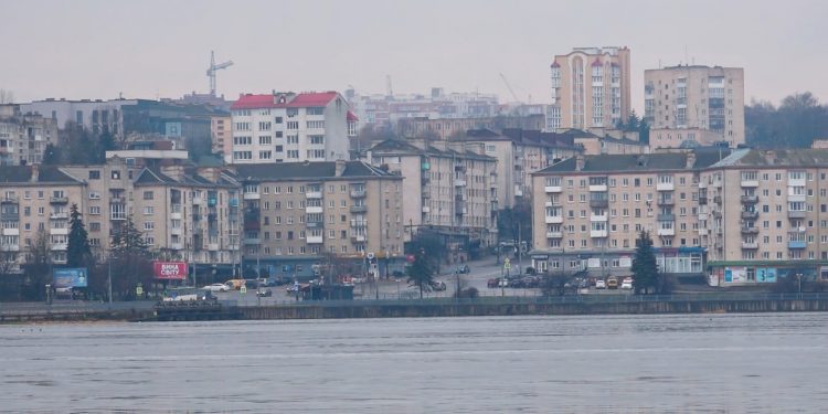 Оприлюднили результат аналізів води у Тернопільському ставі після того, як там помітили пляму