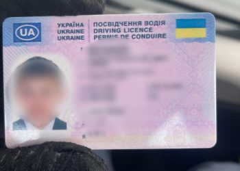 Кермувальників з підробленими документами викрили тернопільські патрульні