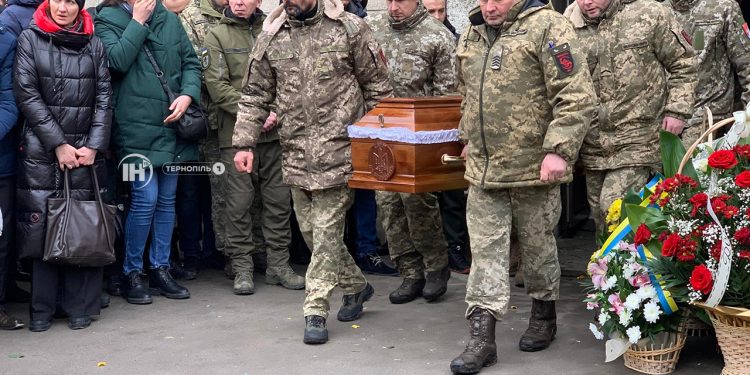 Із військовим Тарасом Холявою прощаються сьогодні у Тернополі