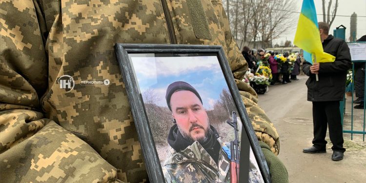 Із військовим Тарасом Холявою прощаються сьогодні у Тернополі