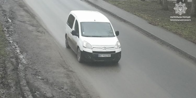 Розшукують водія автомобіля, який вчинив аварію в центрі Тернополя