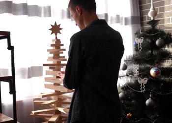 Оригінальні ялинки-трансформери виготовляє майстер з Тернопільщини