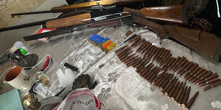 Зброю та боєприпаси виявили у чоловіка в Копичинецькій громаді