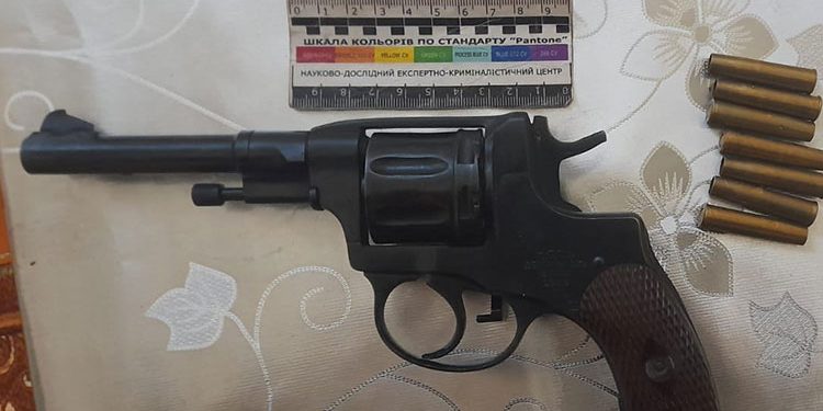 Зброю та боєприпаси виявили у чоловіка в Копичинецькій громаді