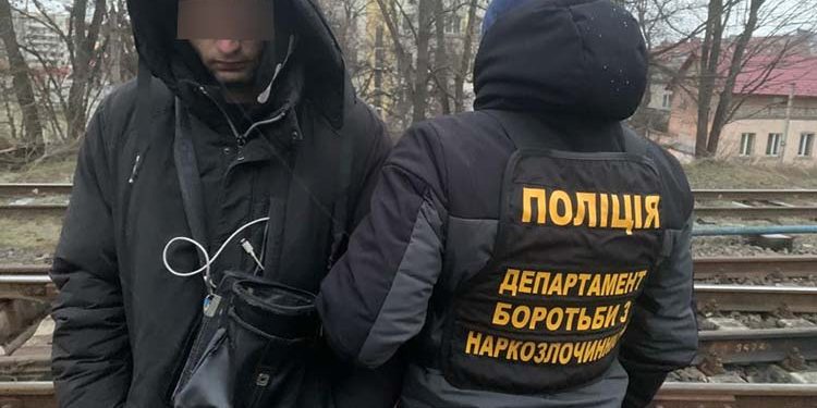 “Закладчика” зі згортками наркотиків виявили правоохоронці у центрі Тернополя