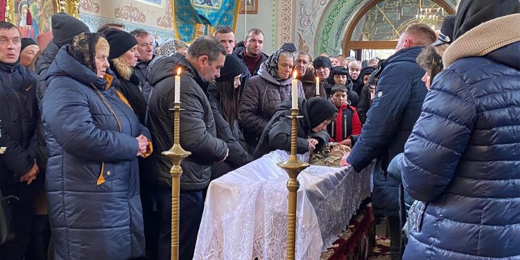 Із сорокарічним військовим Олегом Сагайдаком прощаються на Тернопільщині