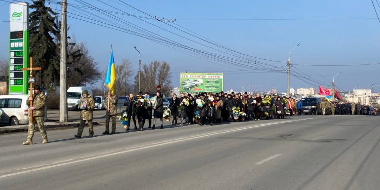 Із військовим Сергієм Хорощаком прощаються у Тернополі