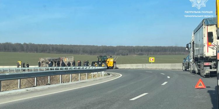 Водій вантажівки потрапив в аварію на Теребовлянщині