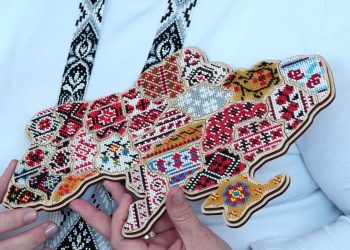 Вишивану карту України створила директорка школи з Мшанця