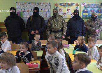 Обереги поліцейським передали учні тернопільської школи