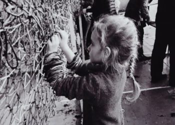 Відкриття фотовиставки про війну та волонтерство відбулося в тернопільському ліцеї №21