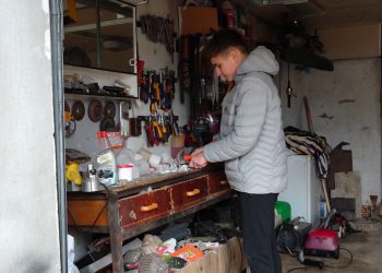 Школяр із Ладичина виготовляє окопні свічки для воїнів