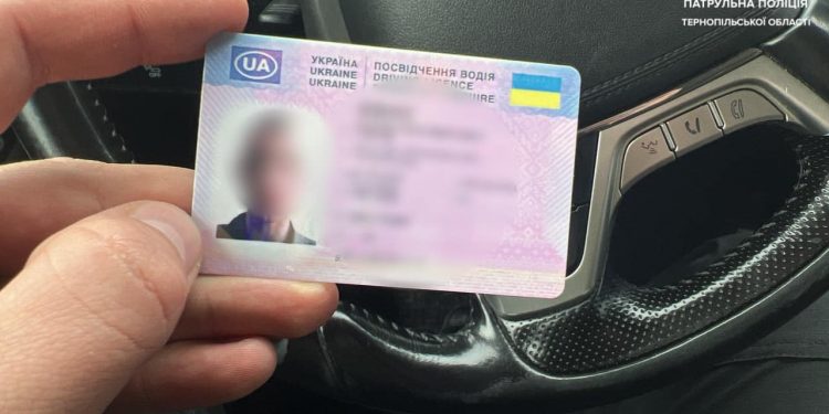 Правоохоронці виявили кермувальника, який придбав водійське посвідчення через Інтернет